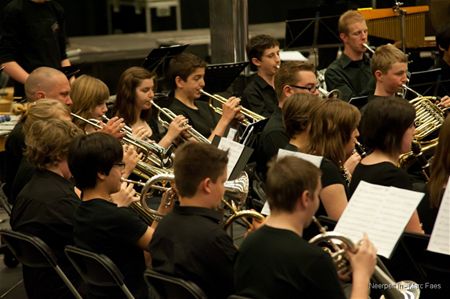 NIKO-ENSEMBLES OP HET PODIUM