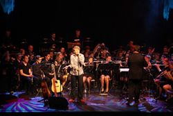 NIKO-harmonieorkest in dialoog met Gé Reinders