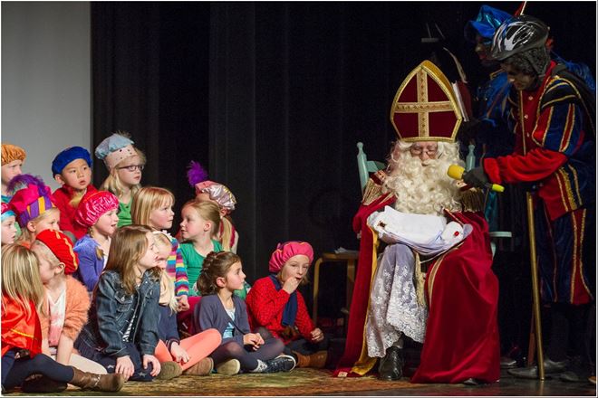 De Sint bezoekt de Kinderacademie...