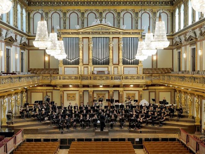 Harmonieorkest schittert in Gouden Zaal...