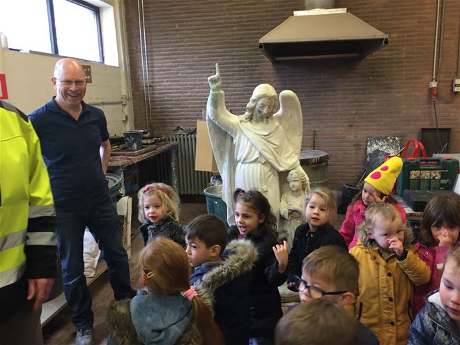 Hoog bezoek in atelier beeldhouwkunst!