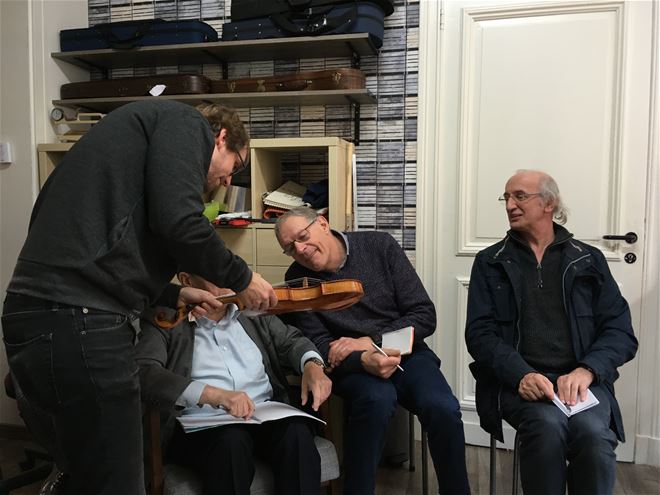 Op bezoek bij vioolbouwer Stijn Smeets in Bree