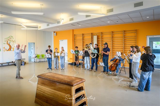 Kunstenmix krijgt bezoek van Jeugdharmonie Peer